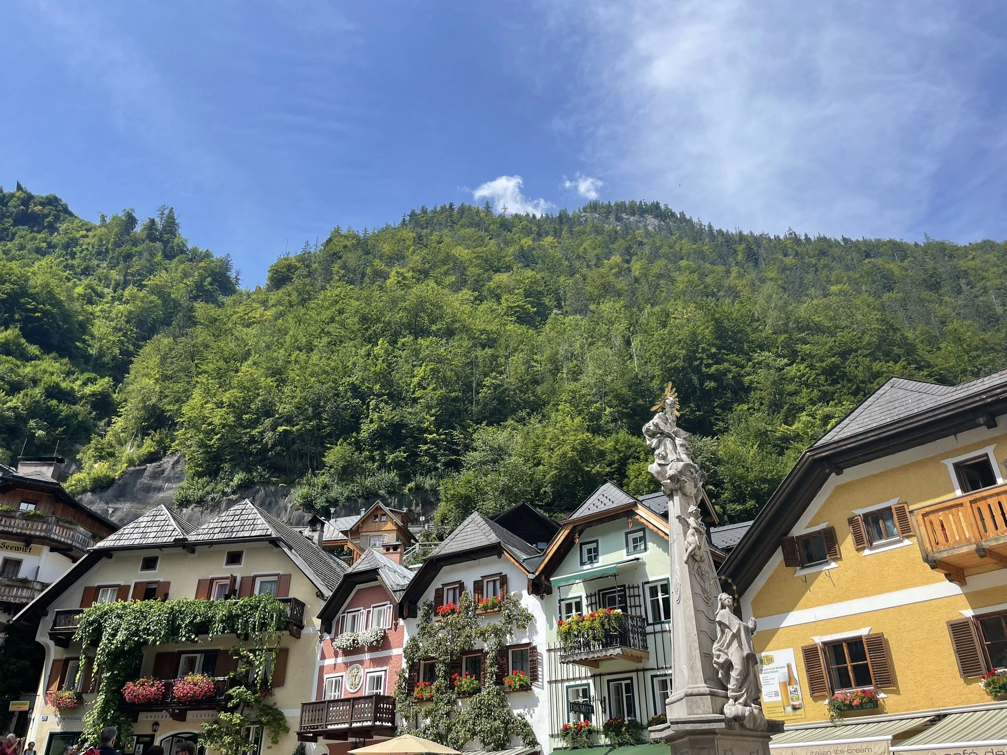 Cea mai aglomerată țară din lume se află în Europa: Introduce restricții pentru a limita numărul de turiști