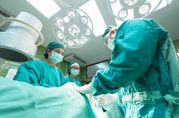 O echipă medicală de la Spitalul 'Marie Curie' a realizat, în premieră naţională, implantarea unui sistem cohlear inteligent
