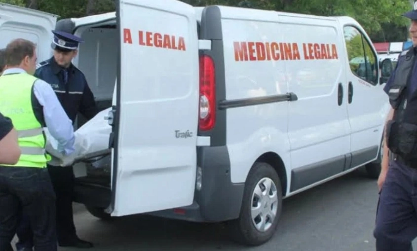 Un bărbat a murit după ce a fost prins sub un zid care s-a prăbuşit