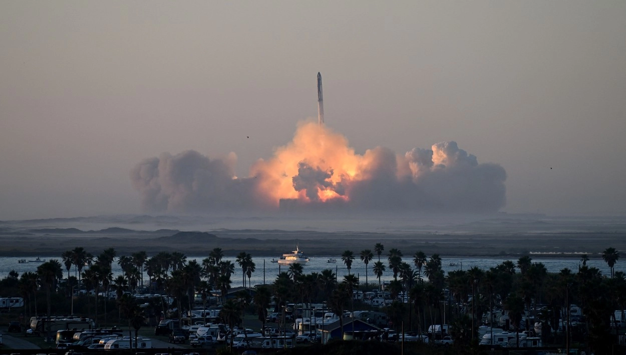 Primul propulsor dezvoltat de SpaceX pentru versiunea îmbunătăţită a rachetei Starship a explodat în timpul unui test