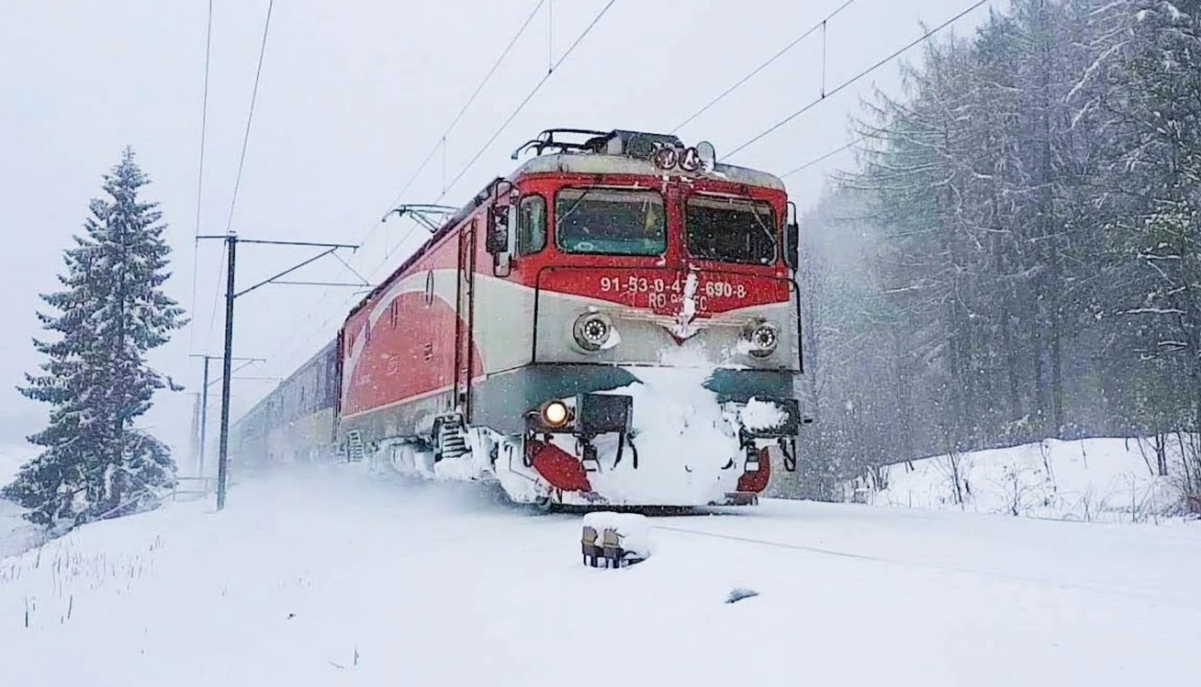 Circulația trenurilor, afectată de vremea rea – un tren are peste patru ore întârziere