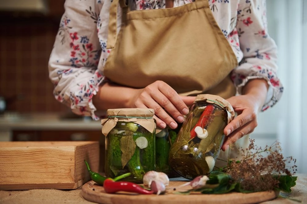 Murăturile, sursă naturală de probiotice și vitalitate – ce beneficii aduc pentru sănătate