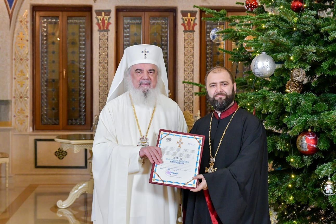 VIDEO Patriarhul Daniel l-a decorat pe arhidiaconul Mihail Bucă, cel mai mare psalt din istoria Bisericii Ortodoxe Române