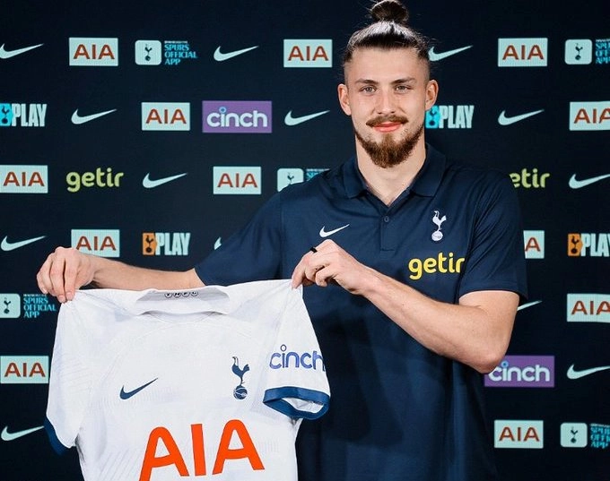 Tottenham anunţă revenirea lui Radu Drăguşin după accidentare