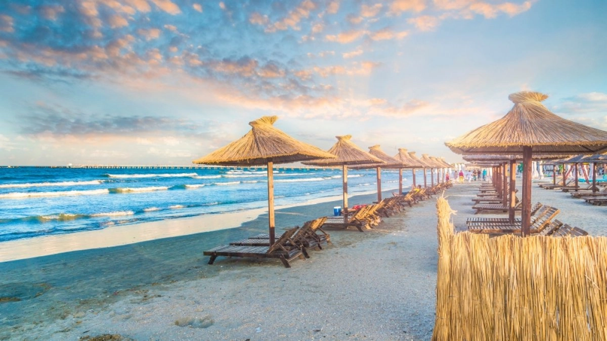 Românii fug de litoralul românesc. Ce oferte pun pe tavă hotelierii pentru a-i atrage pe turiști