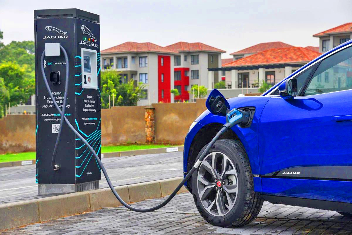 AEI:România, printre cele mai scumpe pieţe din Europa pentru încărcarea rapidă a maşinilor electrice