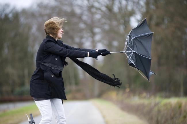 HARTĂ Meteorologii ANM au emis Cod Galben de vreme rea, inclusiv în București: Temperaturile scad cu 10-15 grade
