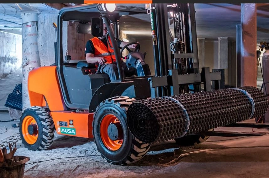 O angajată a unui depozit de materiale de construcţii a murit după ce a fost lovită de un motostivuitor