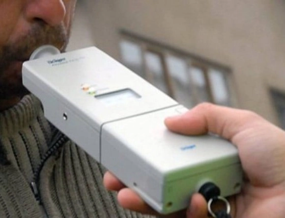 Bărbat prins beat la volan, fără permis și cu numere de înmatriculare retrase