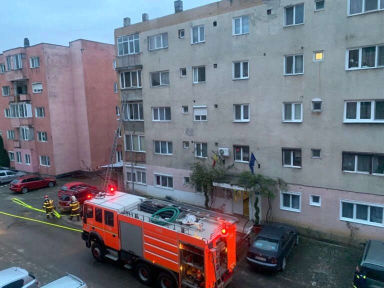 Locatarii unui bloc din Dej, nevoiţi să iasă din locuinţe, duminică seară, din cauza unui incendiu