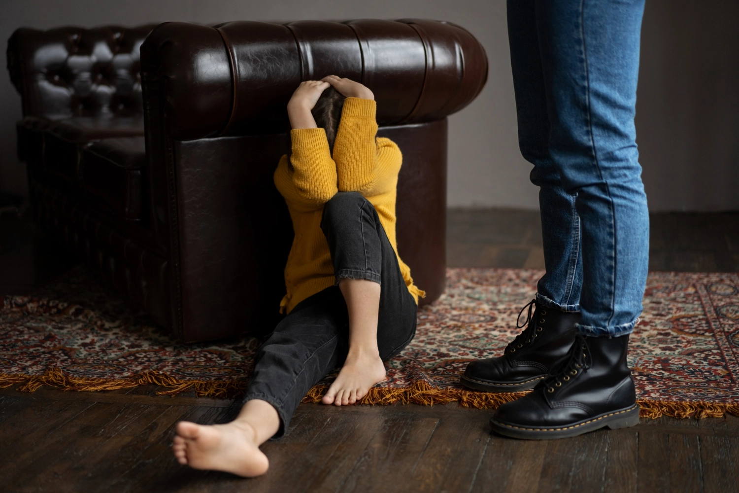 Nu mai merge disciplina ca pe vremuri: tată condamnat la închisoare și obligat să plătească fiicei daune după ce a lovit-o cu nuiaua la fund că fugise din cămin