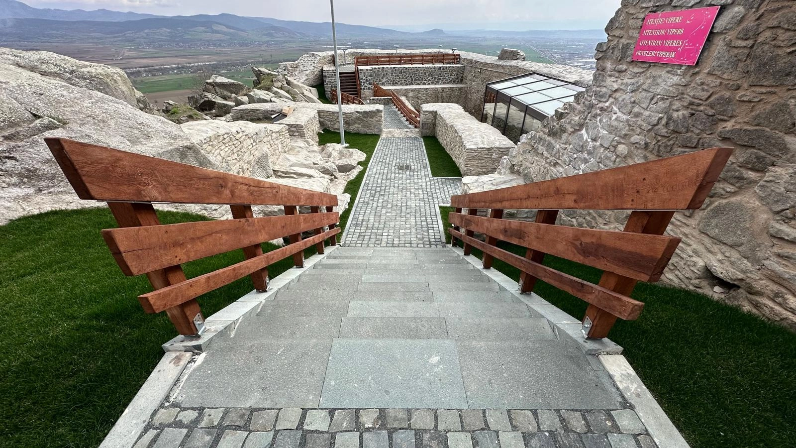 Intervenţie de urgență a poliţiştilor: un bărbat ameninţa că se aruncă în gol de pe Cetatea Devei