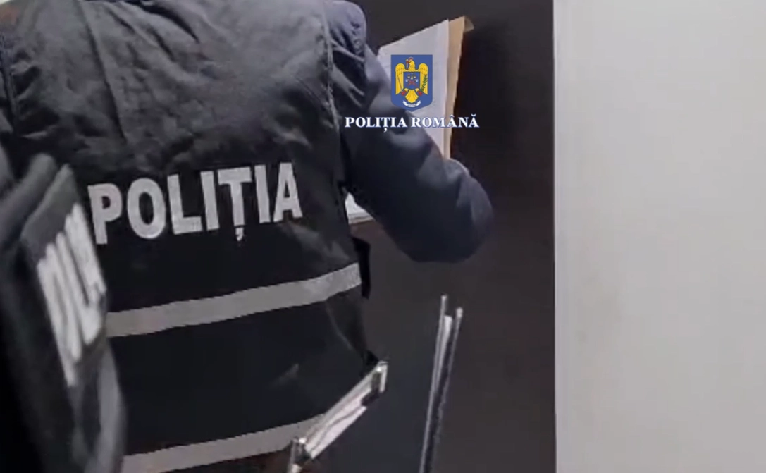 VIDEO Intervenţie spectaculoasă a poliţiştilor bucureşteni pentru salvarea unei femei care se baricadase în locuinţă