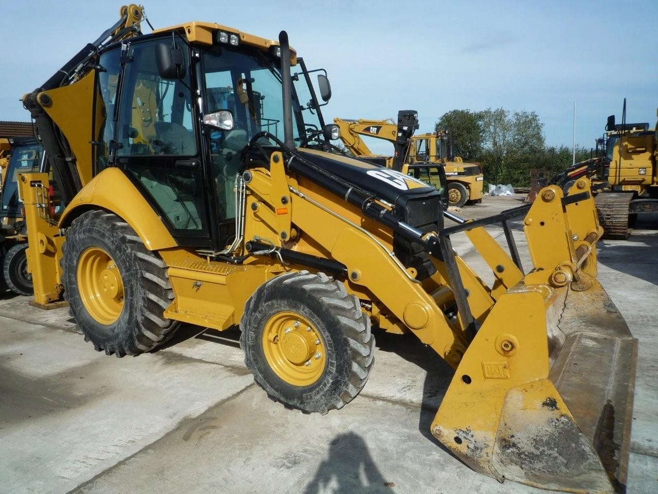 Şofer dus la spital, după ce a intrat cu autoturismul într-un buldoexcavator. Testul de alcoolemie a arătat că bărbatul era beat