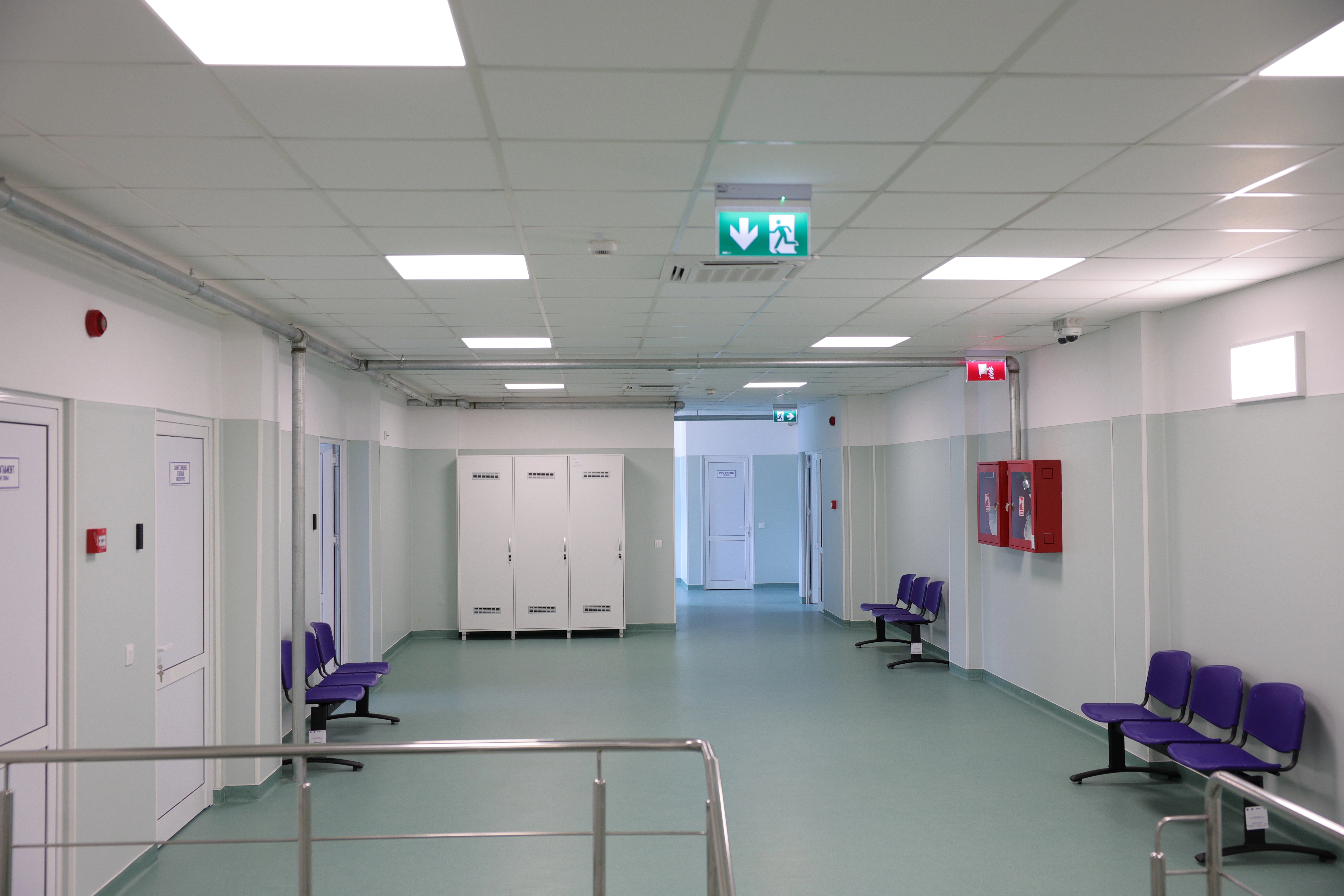 Un bărbat a luat la pumni medicul care nu l-a lăsat să intre în salonul unde avea internată soția. Cei doi au sfârșit cu poliția pe cap