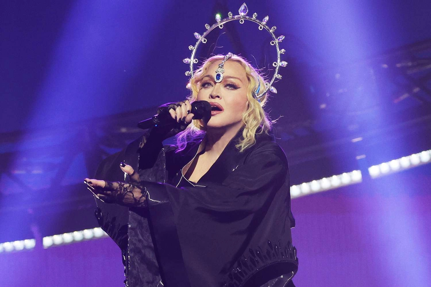 Madonna revine în lumina reflectoarelor cu un album așteptat de șapte ani