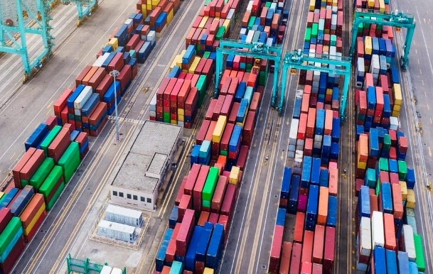 INS: Exporturile au crescut cu 3,9%, în primele 11 luni din 2025, iar importurile cu 2,6%