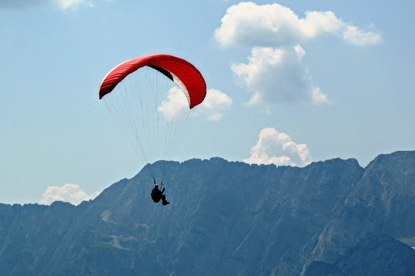 Poliția face anchetă în cazul bărbatului căzut cu parapanta în județul Alba