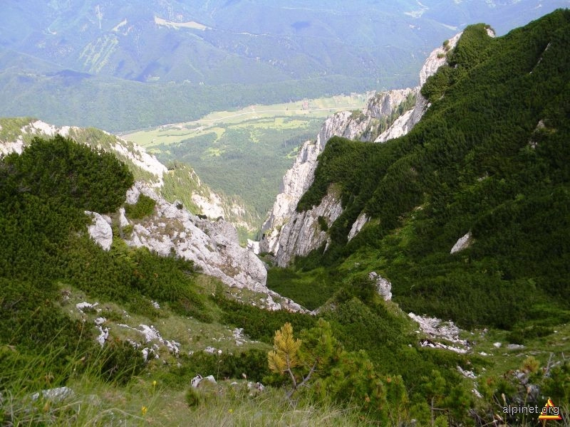 Circulaţia pe DJ 714, drumul spre platoul Padina, rămâne închisă din cauza alunecărilor de teren