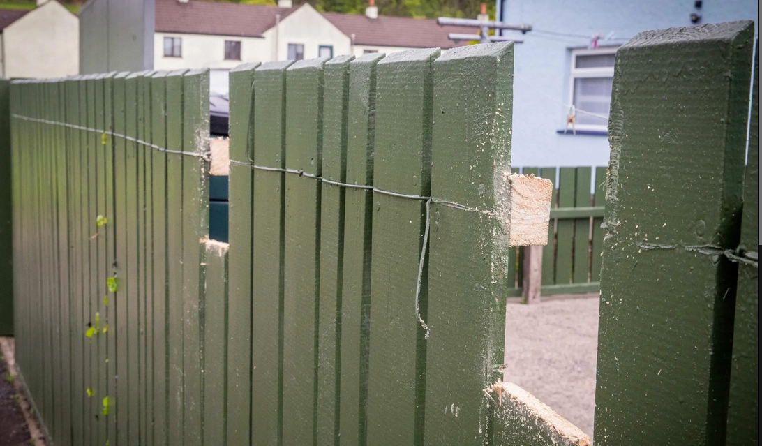 Amenzi de mii de lei pentru românii care stau la curte. Primăriile fac controale