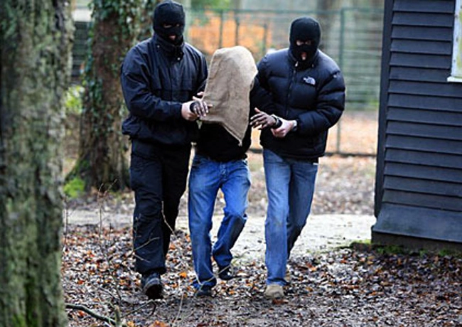 Un român a fost arestat în Italia pentru tentativă de răpire a unui copil de un an şi jumătate şi ruperea femurului acestuia