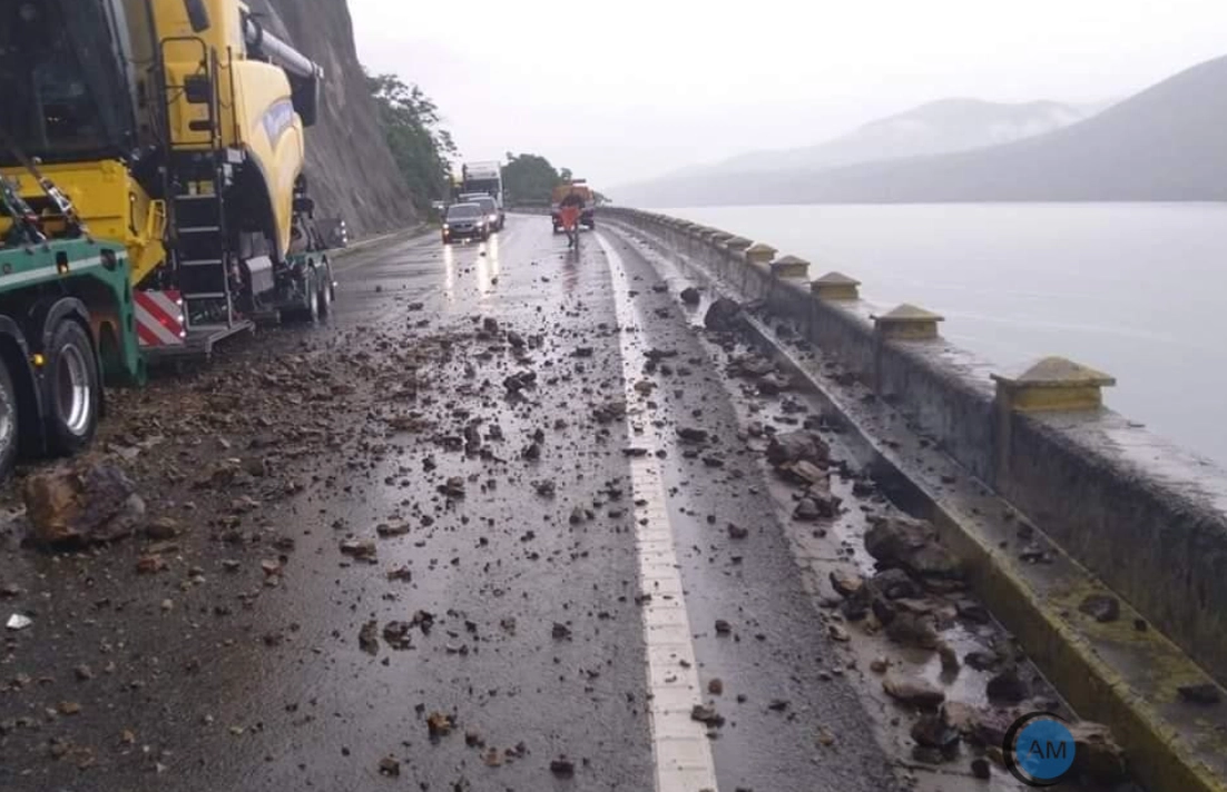 Circulaţie oprită pe DN 7 Râmnicu Vâlcea-Sibiu, în afara localităţii Boiţa, după ce mai multe pietre de pe versant au căzut pe suprafaţa de rulare