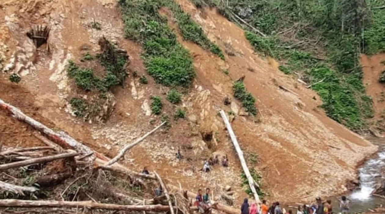 Alunecare de teren în şantierul de la Perişani al autostrăzii Sibiu-Piteşt. Un complex turistic e în pericol