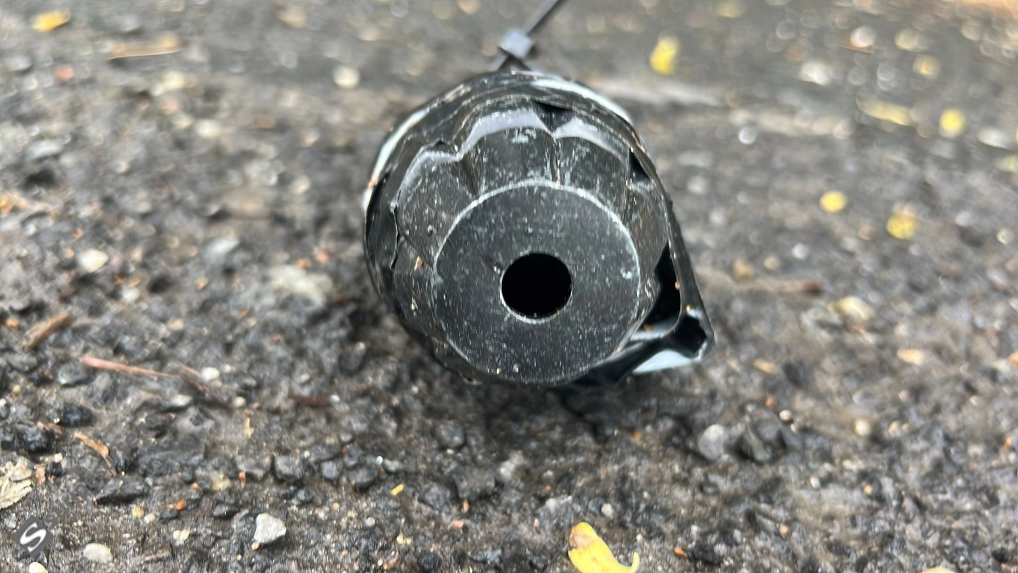 Grenadă de mână descoperită într-o pădure cu detectorul de metale