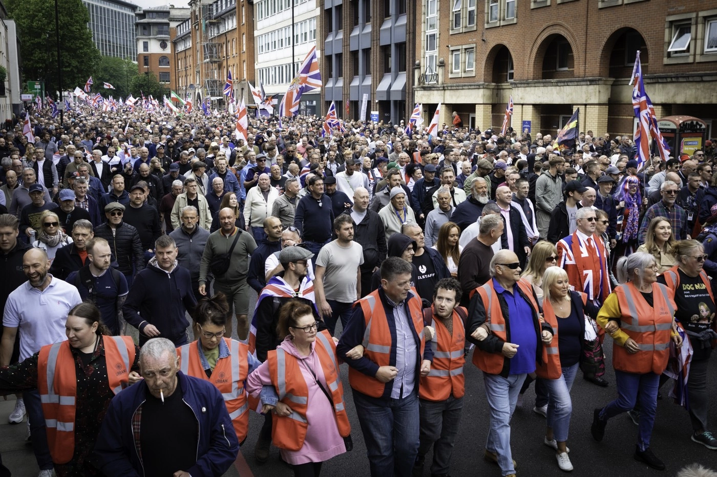 Nouă persoane au fost arestate după 'violenţe inacceptabile' la manifestaţia extremei drepte de la Londra