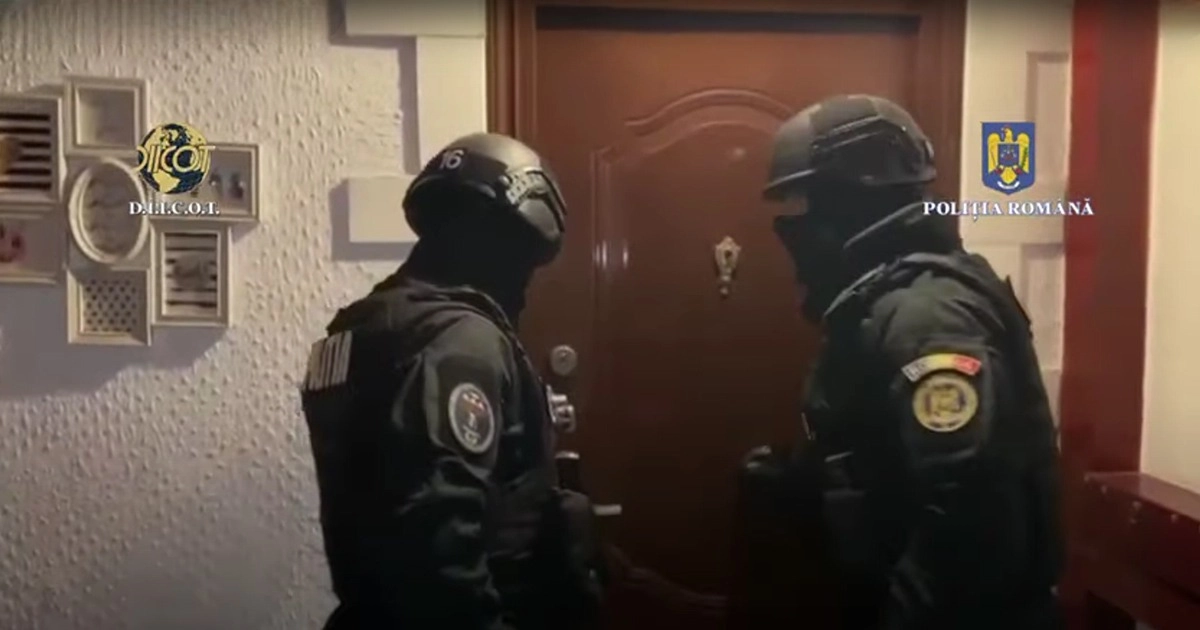 Arme de vânătoare şi sute de cartuşe confecţionate ilegal, descoperite în urma unor percheziţii de amploare