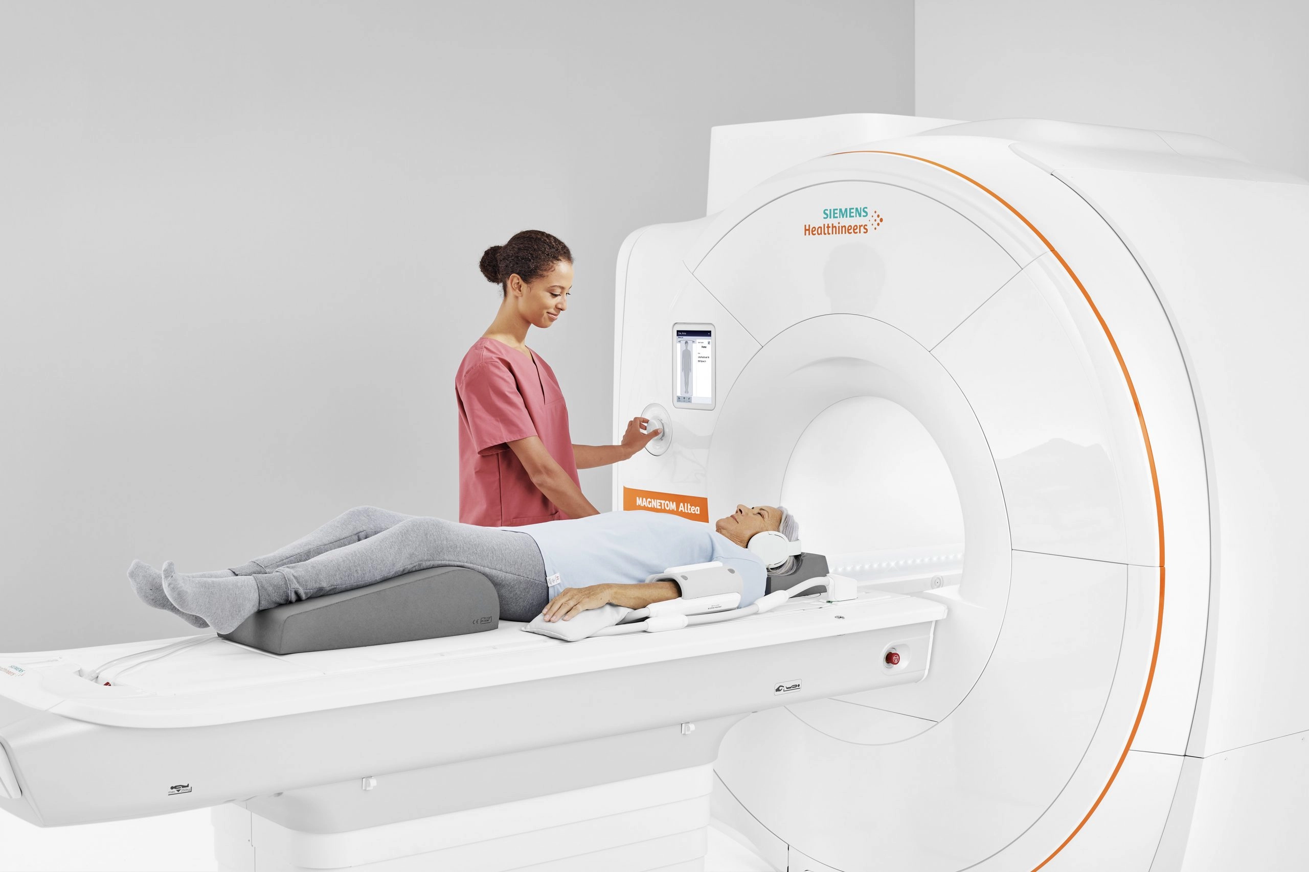 900 de pacienţi investigaţi cu echipamentul de top SPECT-CT, în primul an de la intrarea în dotarea SCJU