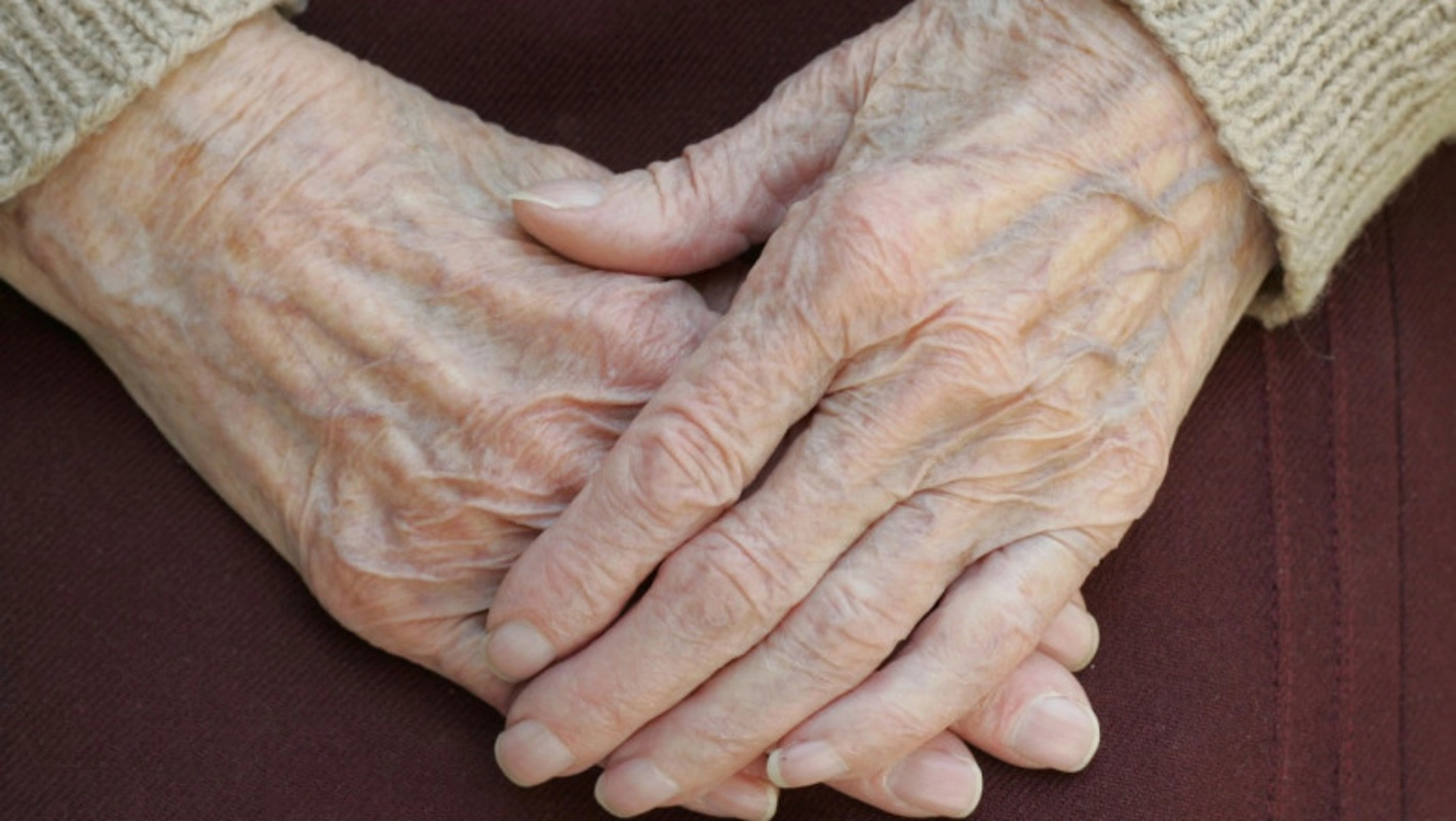 O bunică din județul Hunedoara acuză un bărbat în vârstă de 42 de ani că are o relație cu nepoata sa de 12 ani