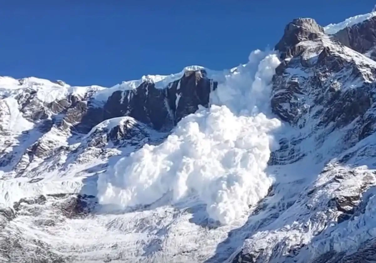 Avalanșă în nord-vestul Sloveniei - Trei alpiniști croați sunt dați dispăruți