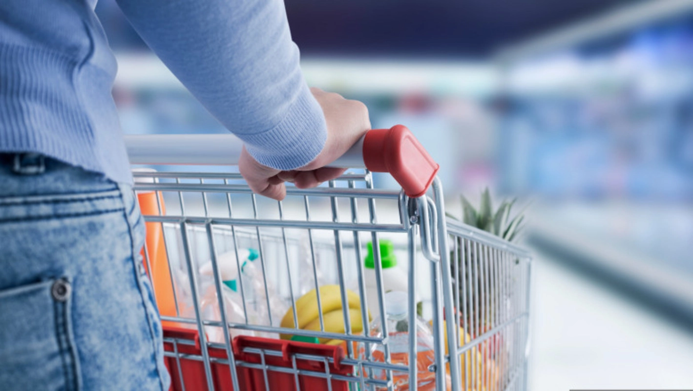 Românii nu-și mai permit să arunce banii pe fereastră. Urmăresc reducerile pentru a putea face cumpărături
