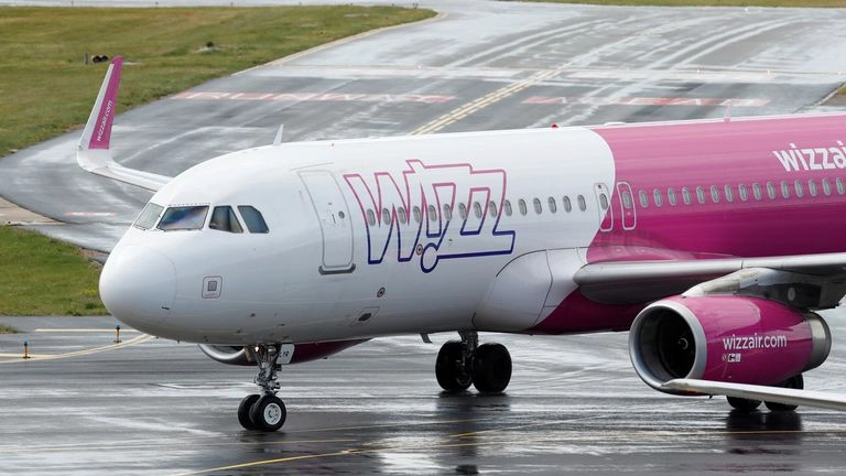 Instanța dă dreptate angajaților: Wizz Air, obligată să plătească restanțele salariale către personalul de zbor din România