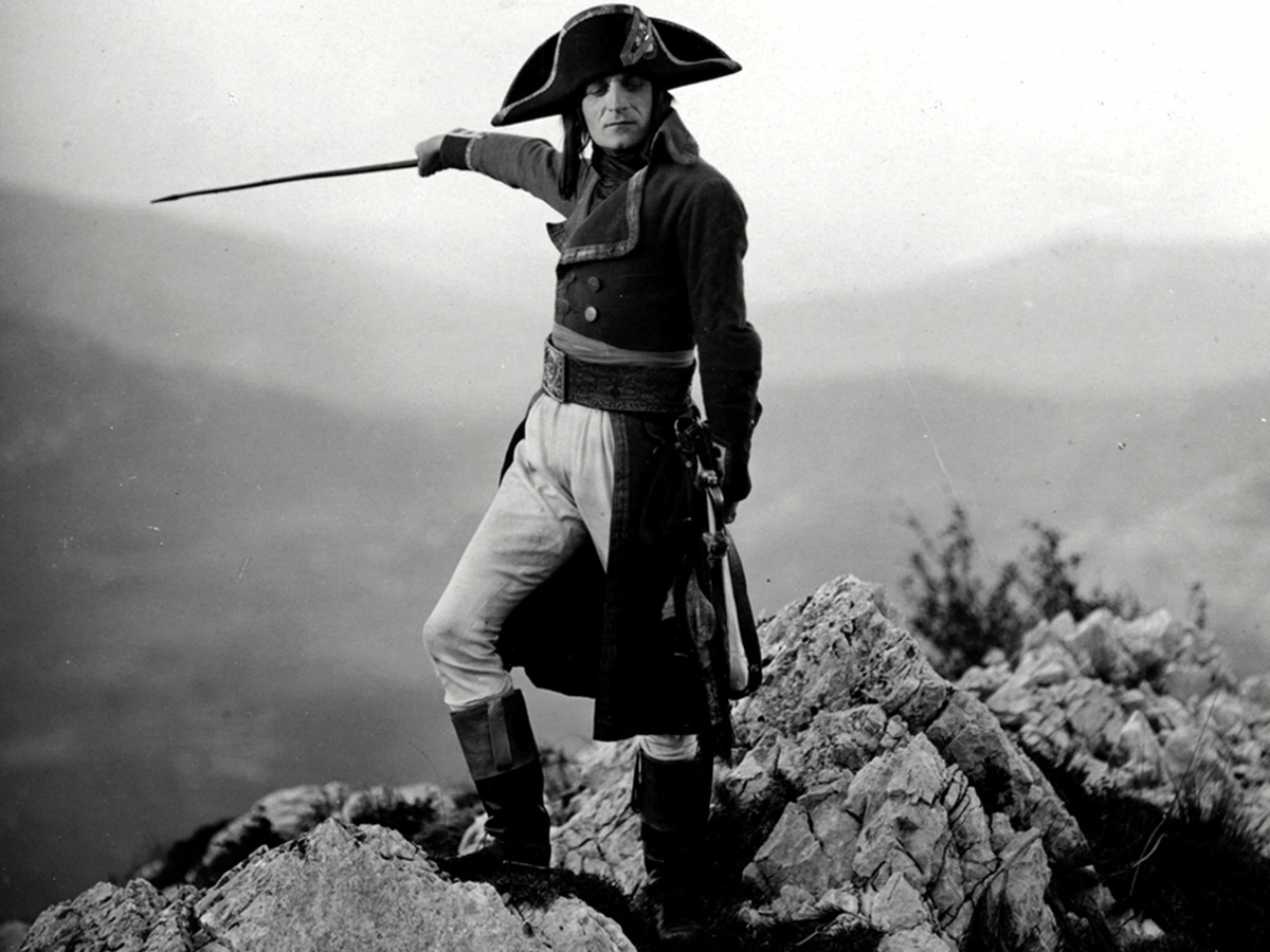 Licitație fenomen la Geneva: Bijuterii de milioane și o broșă a lui Napoleon, scoase la vânzare