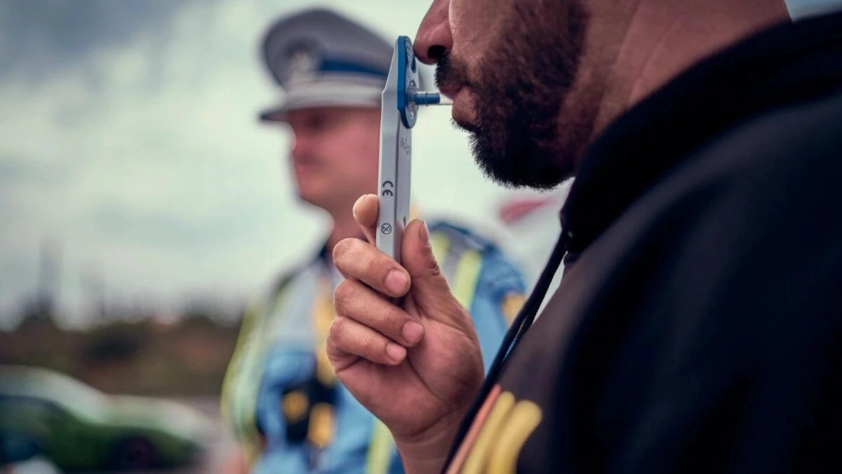 S-a urcat la volan sub influența drogurilor dar a sfârșit în cătușe după ce a fost oprit în trafic