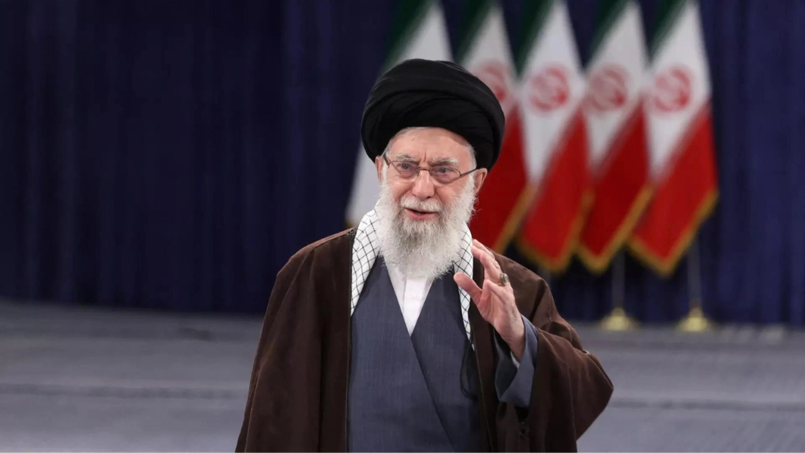 Ayatollahul Ali Khamenei, despre protestatari: 'Îşi distrug propriile străzi pentru a-l mulţumi pe preşedintele unei alte ţări, pentru că acesta a spus că le va veni în ajutor'