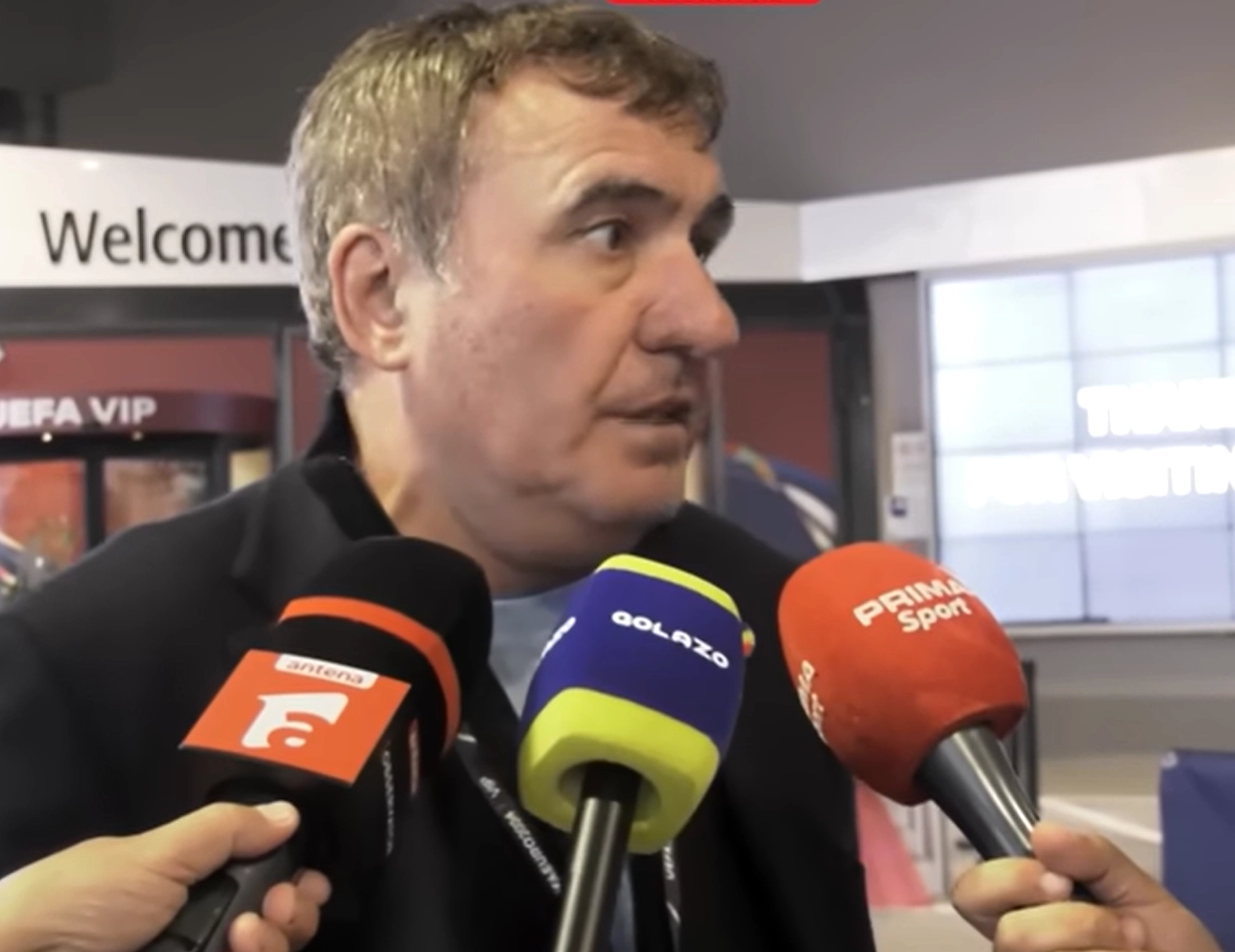 VIDEO Legendele Portugaliei, conduse de Luis Figo, au învins Legendele Lumii într-un meci caritabil. Gică Hagi, asaltat de fani
