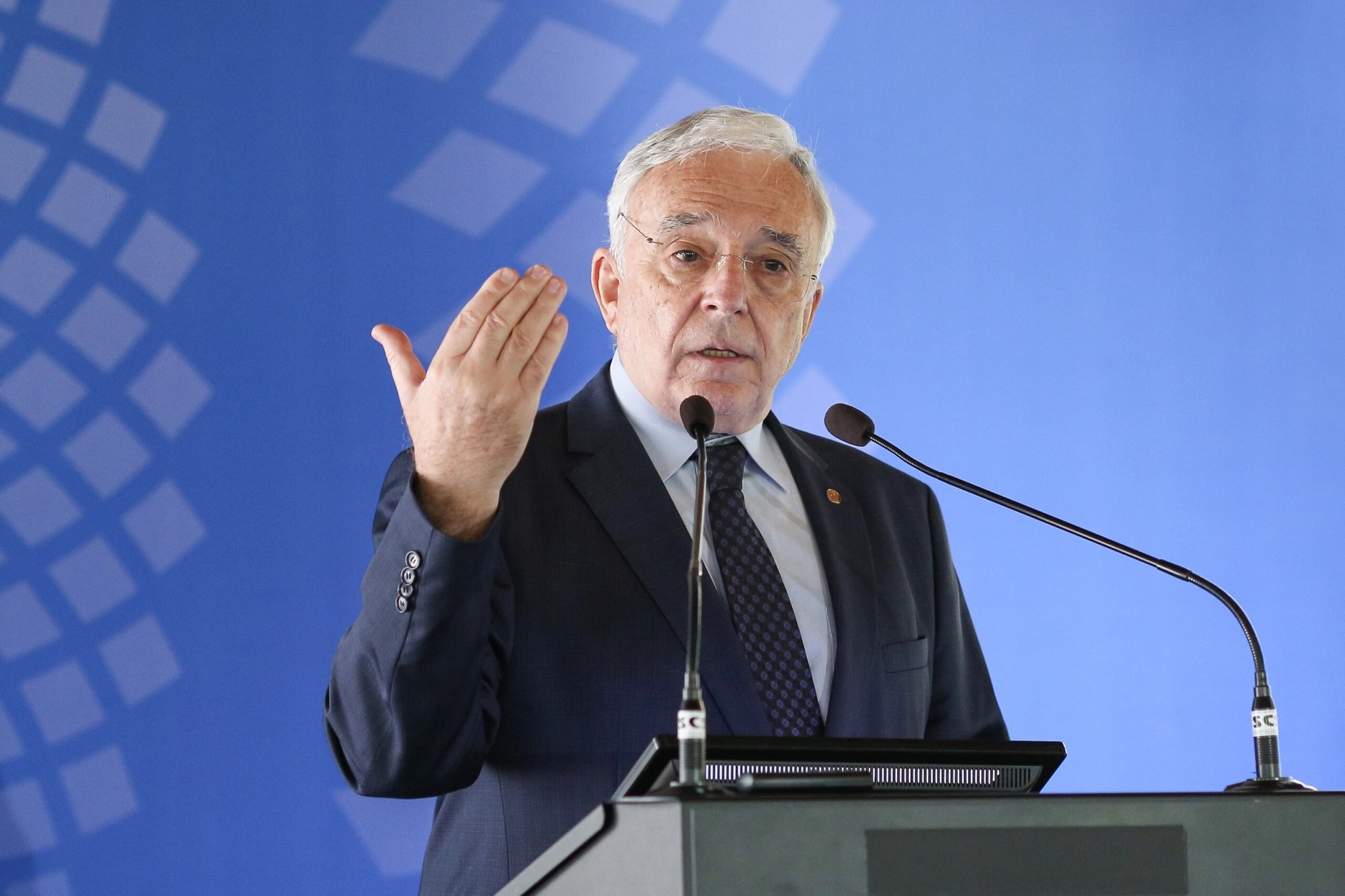 Mugur Isărescu intervine după explozia prețului la carburanți: Cam acesta este rolul nostru aici