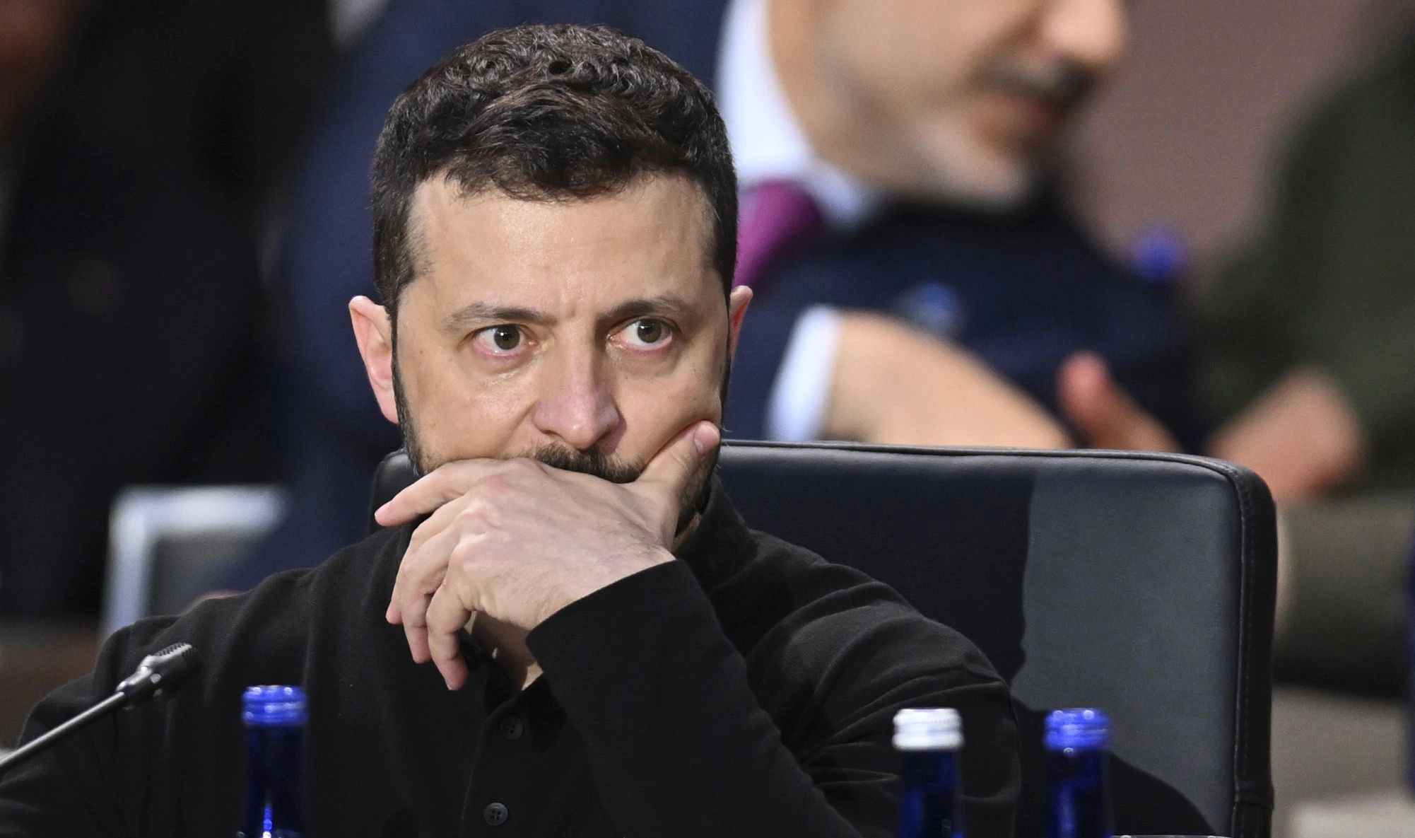 Zelenski sfidează presiunile interne și îl menține în funcție pe cel mai puternic consilier al său, în ciuda scandalului de corupție care zguduie Ucraina