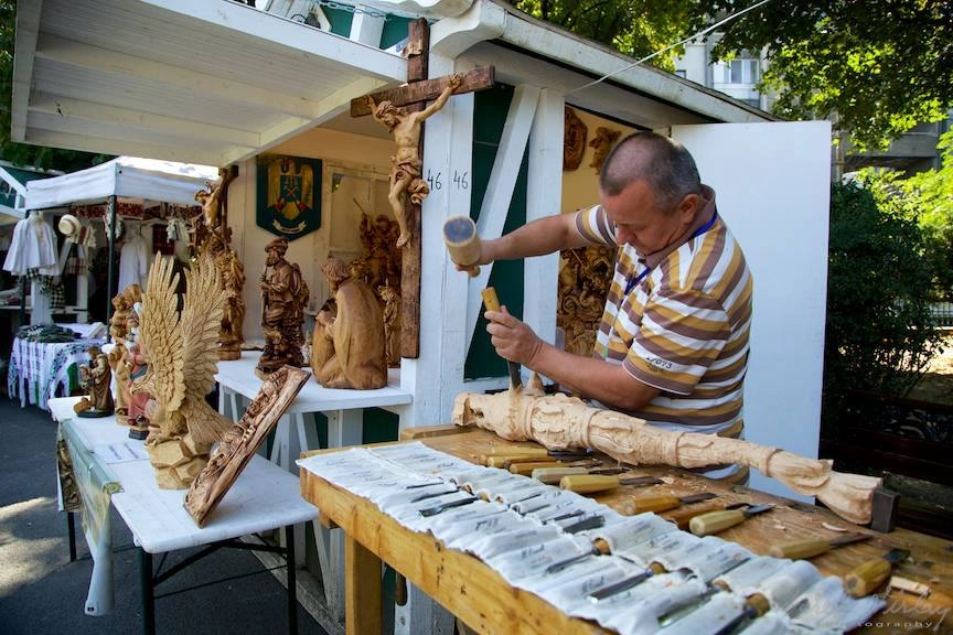 Atelier de tors şi ţesut la Muzeul Judeţean din Târgu Jiu - Participanţii pot lua acasă covoraşul creat de ei