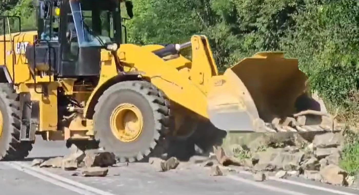 Măsuri de stabilizare a terenului surpat din Coștiui. Autoritățile din Maramureș intervin în zona fostei mine de sare