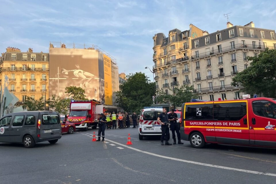 Bărbat imobilizat de polițiști în timp ce încerca să detoneze o bombă în sediul unei bănci din Paris