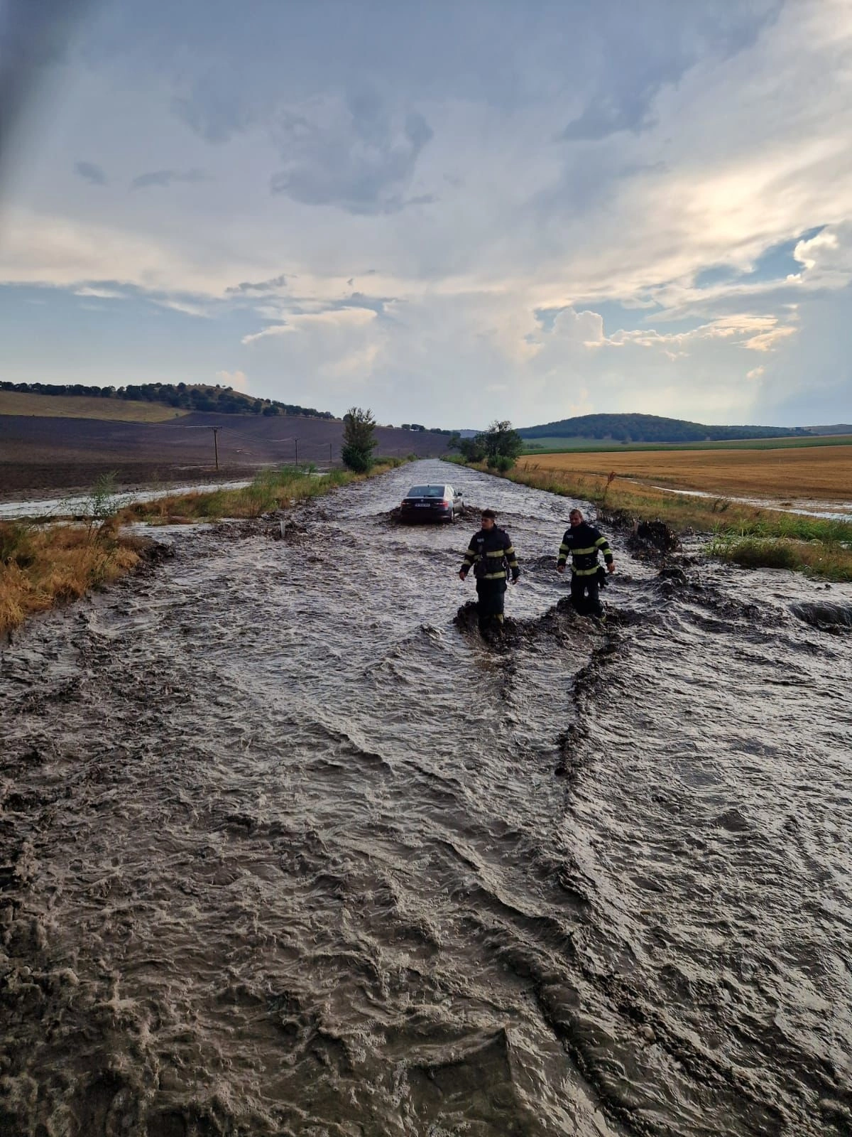 Bărbat surprins de viitură în timp ce traversa un râu. A fost nevoie de intervenția pompierilor