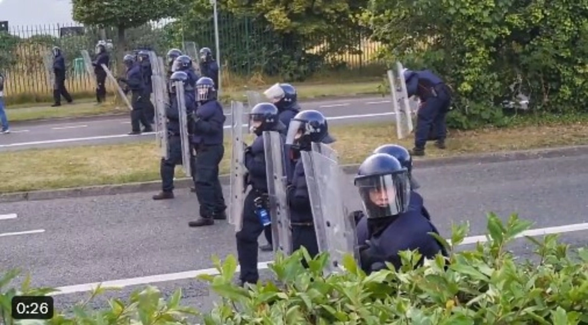 Noi proteste în fața unui centru de azil din Dublin. Protestatarii i-au atacat pe polițiști