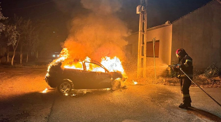 O maşină a luat foc după ce a intrat în gardul unei gospodării; Două femei - transportate la spital