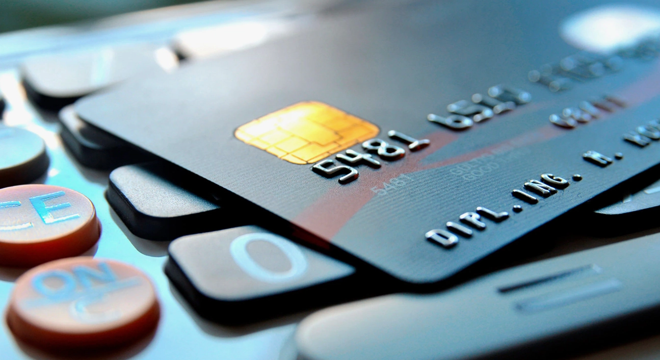 Femeie înşelată, după ce a fost anunţată, pe o reţea de socializare, că a câştigat bani la o promoţie şi i s-a cerut să dea unei persoane din lista de contacte datele cardului