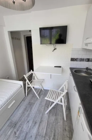 Un om locuiește într-o casă cu lățimea de 63 cm. Are bucătărie, baie, dormitor și birou