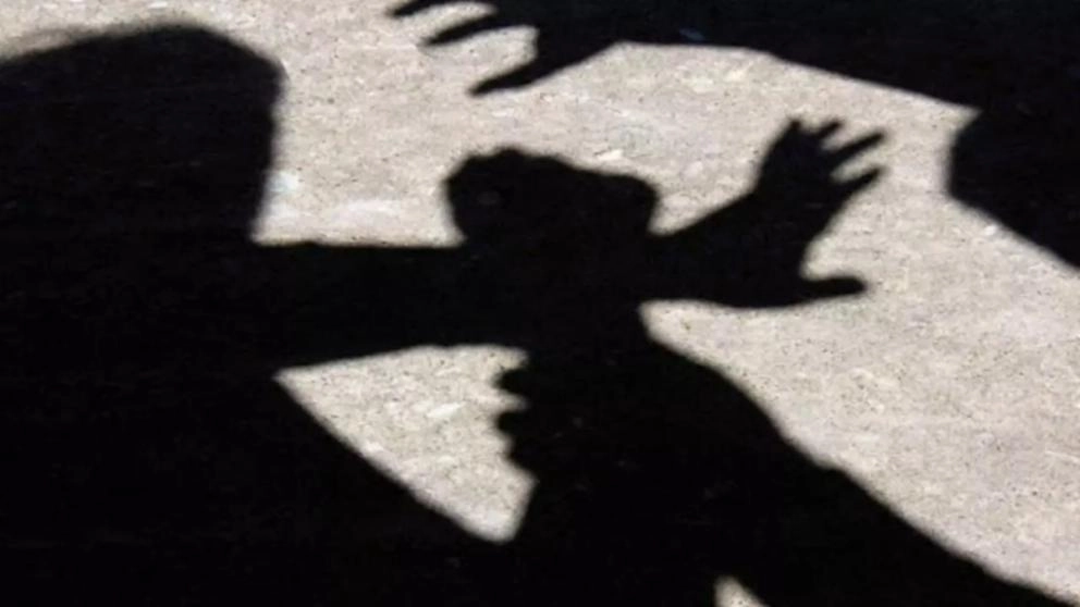 S-a deschis anchetă după ce un tânăr a fost agresat în plină zi într-un parc